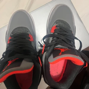 Nike Air Jordans i grått och rött - Jordan 4 storlek 38, i god skick