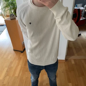 Vit Morris Stickad Tröja - Säljer en sjukt fet vit 🤍 finstickad tröja från Morris. Tröjan är mycket bra skick och är i storlek L och är true to size. Hör gärna av er vid frågor eller funderingar!!