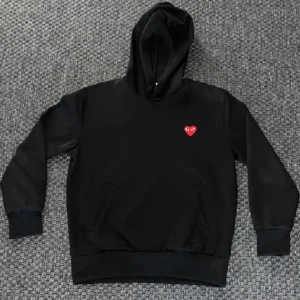 Svart comme des garcons CDG hoodie M - Snygg svart CDG hoodie, Skick: 9/10. Storlek L men är mer som en M.