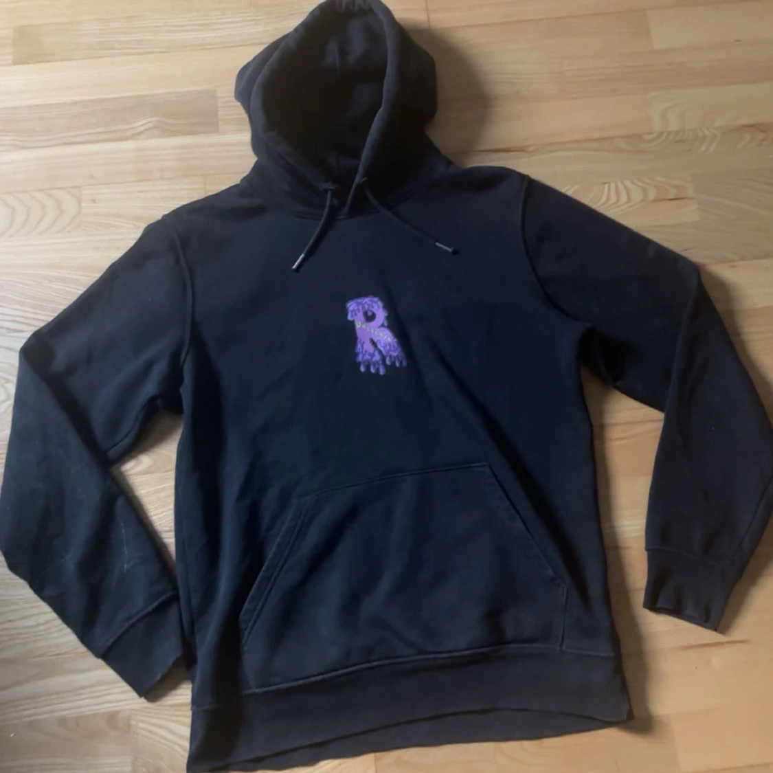 Svart risky hoodie med lila tryck