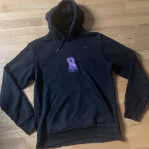 Svart risky hoodie med lila tryck - Säljer en svart hoodie från risky  med ett lila R på bröstet för 250 kr