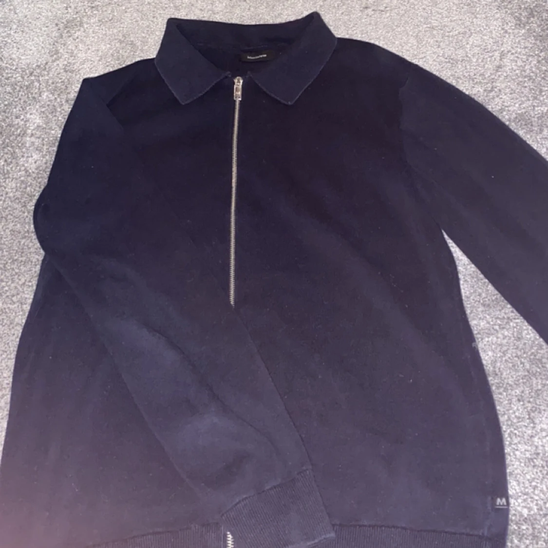 Navy blå zip hoodie från Matinique