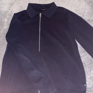 Navy blå zip hoodie från Matinique - Snygg marinblå  tröja från Matinique med dragkedja framtill. Tröjan har en klassisk krage och är i väldigt bra skick. Ny pris jag hittade online var 2000 men släpper den för ett riktigt bra pris. Rekommenderas till dig som är runt 170.