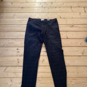 Byxor - Bra skick! - Säljer dessa byxor till ett riktigt bra pris! Då jag rensar garderoben, vid funderingar kring pris eller fler bilder så är det bara att kontakta mig! Kolla även in min sida. Säljer kläder sjukt billigt och då har du chansen att köpa bundles… Med vänlig hälsning, 👋  