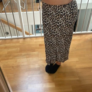 Leopardmönstrad kjol - Leopard kjol säljer för att den är för kort.