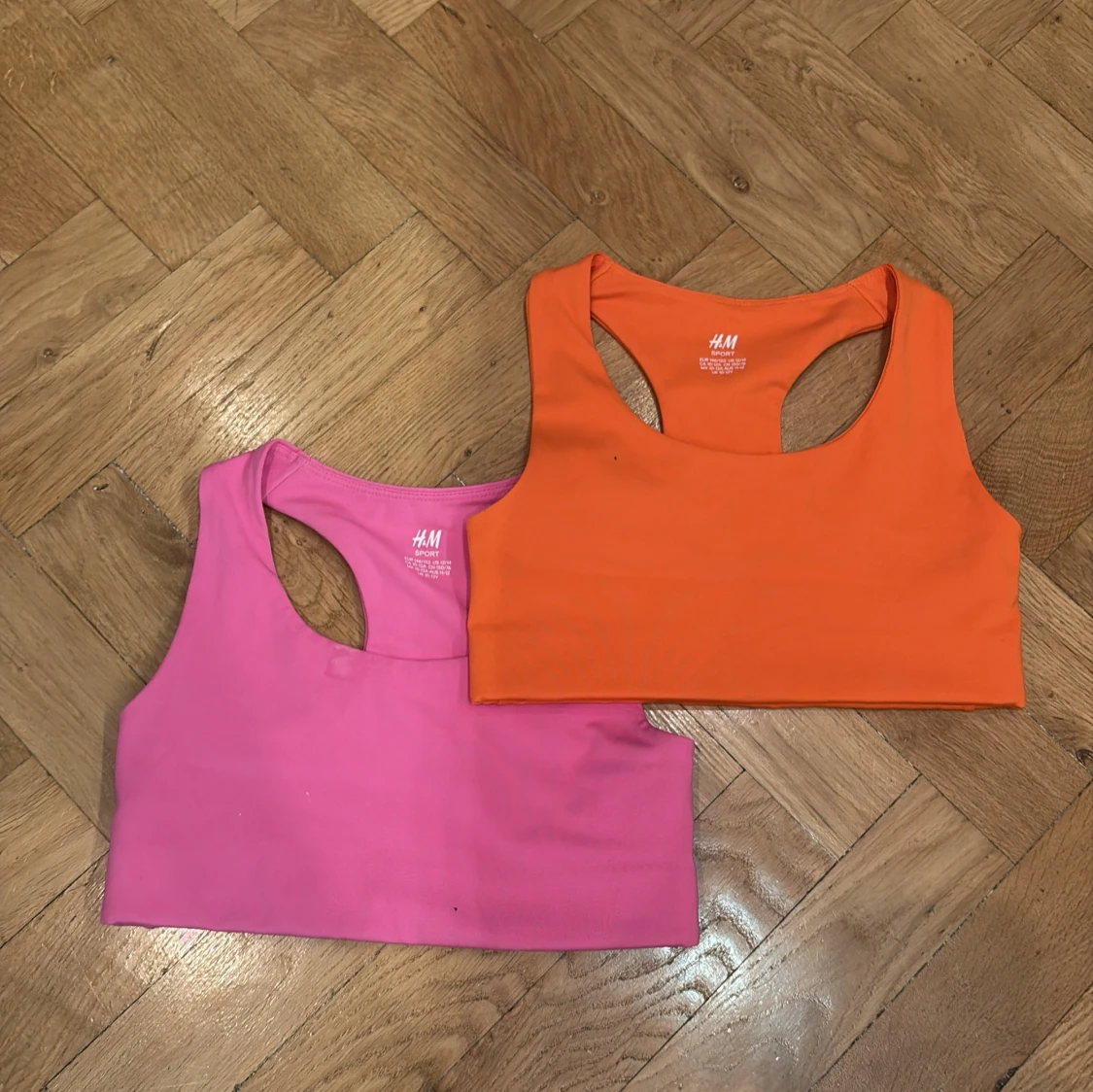 Rosa och orange sporttoppar från H&M
