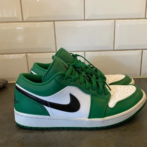 ”Air Jordan 1 low pine green” - Toppskick dojjor ifrån Air Jordan skick 9/10 defekter: creasad. Storlek: EU 43. Dm vid frågor 🌟