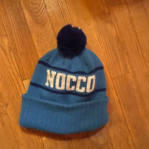 NOCCO mössa - Limiterad NOCCO mössa från festivalen. Den är i extremt bra skick den har använts 3 gånger. 