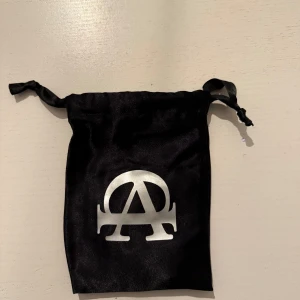 Vitt pärlarmband med svart detalj  - Elegant vitt pärlarmband med en unik svart detalj. Perfekt för att ge en stilren touch till din outfit. Armbandet är elastiskt och passar de flesta handleder. Helt nytt inte använd en gång.