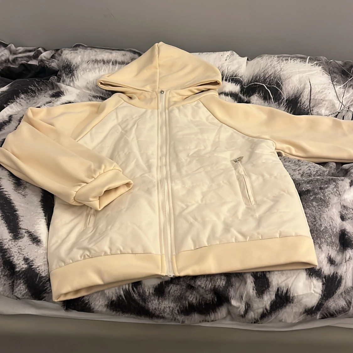 Beige quiltad jacka med huva - 1