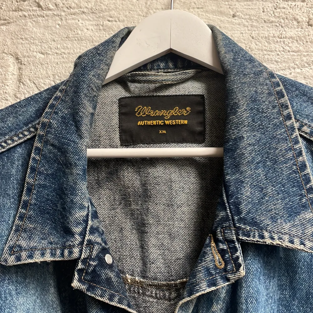 Säljer en oversized blå jeansjacka från Wrangler. Jackan har långa ärmar, knappar framtill och två bröstfickor med lock. . Takit.