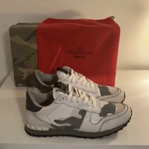 Valentino rockrunners - Pris: 2399 Skick: 8/10 Medföljer: dustbag Nypris: 8515kr Snabb frakt! LÄGG PRISFÖRSLAG!!!