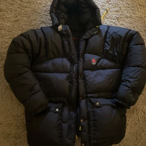 Fjällräven jacka - Fjällräven jacka, varm och skön. Perfekt till vinterhalvåret. Köpt för 7000 och är nästan helt ny, använd några få gånger 