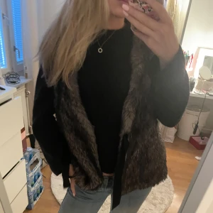Brungrå pälsväst - Skitcool pälsväst (fake päls mest troligt) från Zara barn, storlek 152 men passade super på mig som annars har xs/s💗