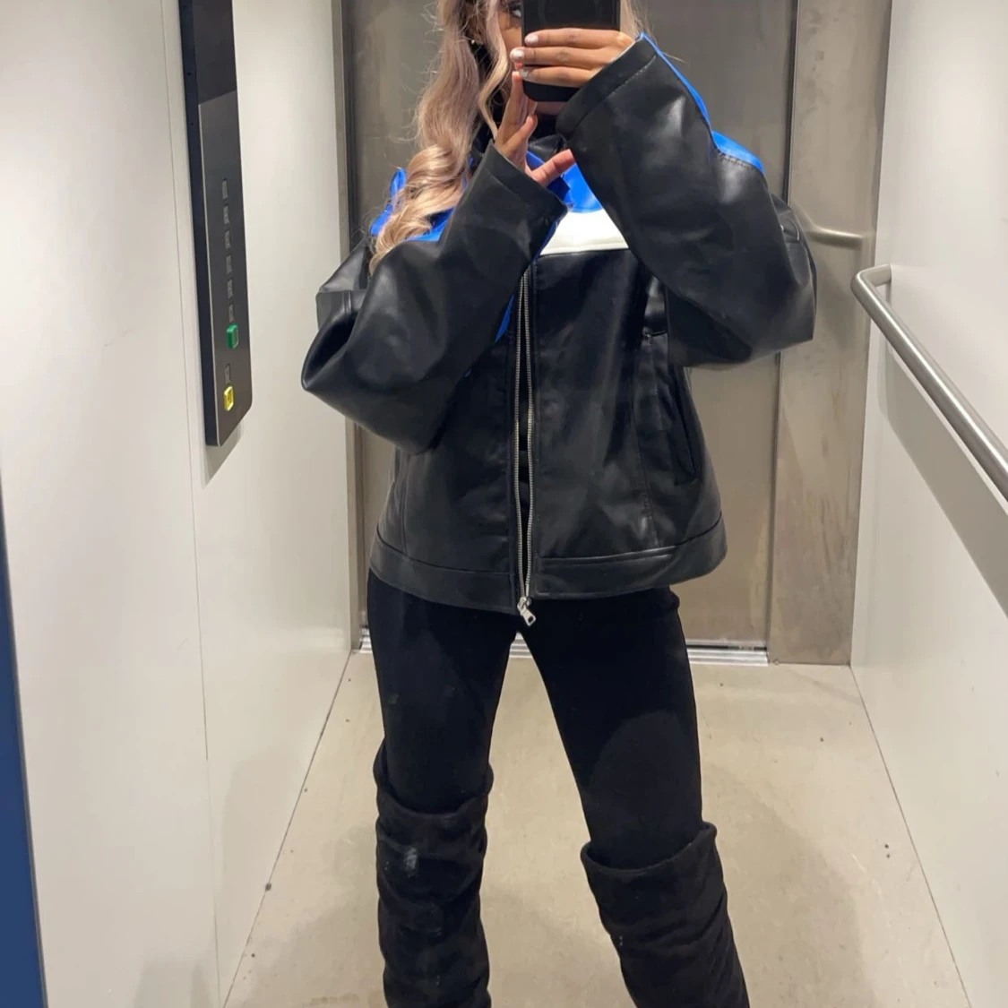 Svart och blå skinnjacka - 1