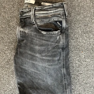 Svarta jeans från Replay - Snygga svarta jeans från Replay med en sten tvättad look. Jeansen sitter bra men lite korta i storleken 31/30. PRISET är inte hugget i sten och går att diskutera vid snabbt köp.😀