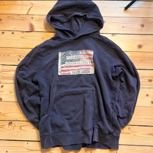 Ralph Lauren hoodie - Ralph Lauren denim hoodie. Väldigt stilren. Lite solblekt men annars i perfekt skick! Storlek L Skickas inom 24H!  Kan gå ned pris vid snabb affär