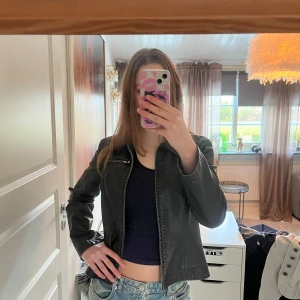 Svart skinnjacka - Snygg svart skinnjacka från Gina tricot. Asså ällllskar denna jackan, men bara använt den typ 3 gånger då jag har andra. Den är som helt ny, inga defekter eller liknande. Nypris 700kr