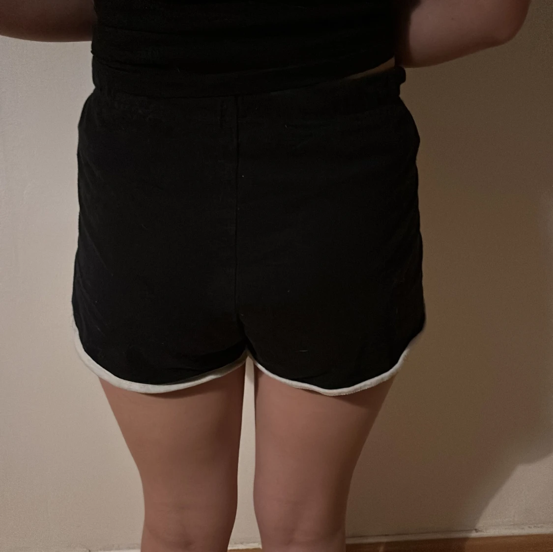 Svarta shorts med vit kant - 3