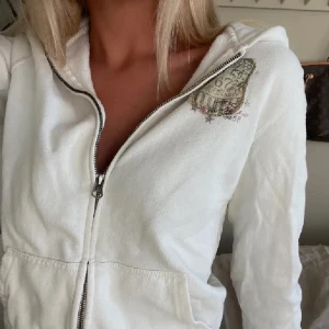 Vit Lexington hoodie  - Säljer min Lexington zip up hoodie. Storlek S, bra skick. Har en liten fläck på ärmen men syns knappt