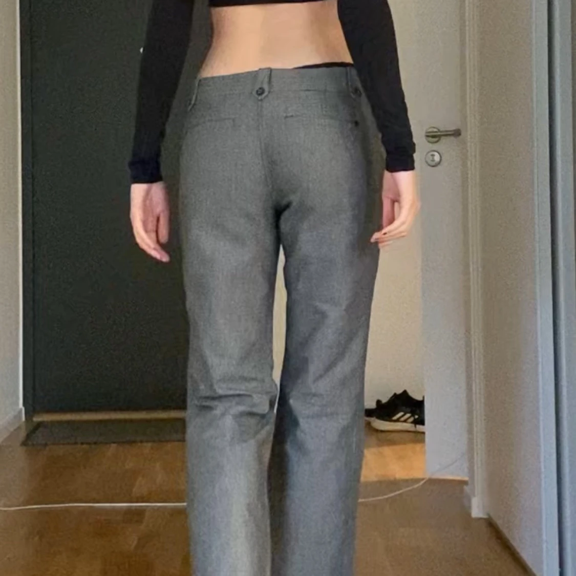 Grå kostymbyxor - 1
