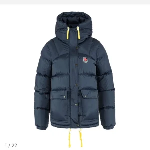 Mörkblå dunjacka från Fjällräven - Har använt denna under en vinter men den är fortfarande i bra/mycket bra skick. 