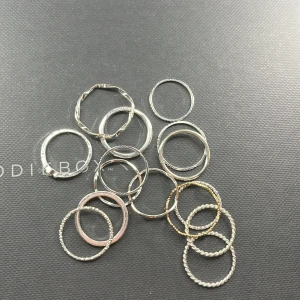 Set med tunna ringar i silver och guld - Ett elegant set med tunna ringar i både silver och guld. Perfekt för att mixa och matcha för en personlig stil. Ringarna har olika texturer och mönster, vilket ger en unik touch till varje kombination.