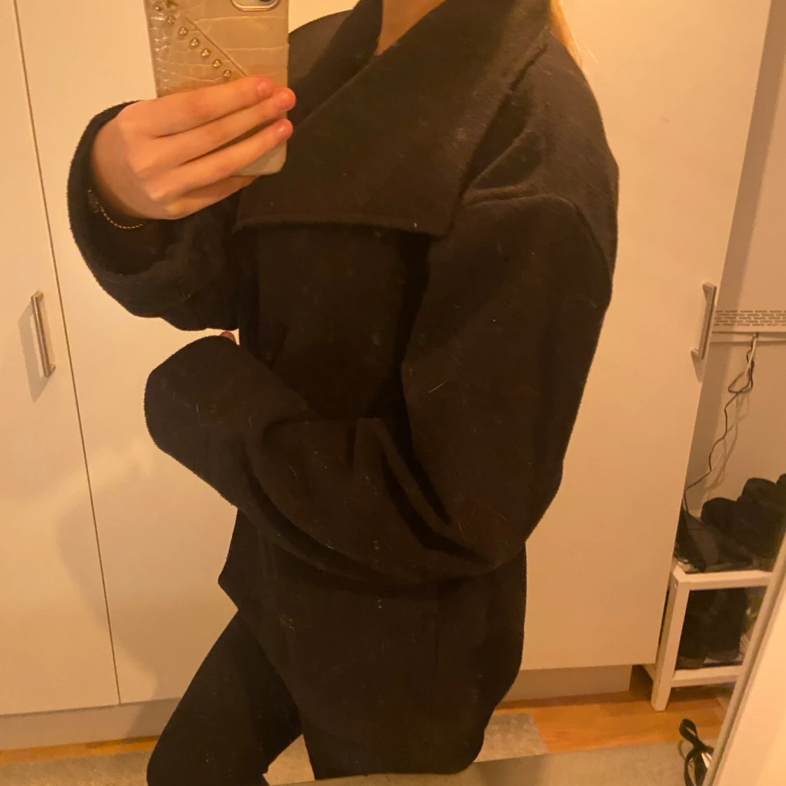 Svart kappa med knappar - 1