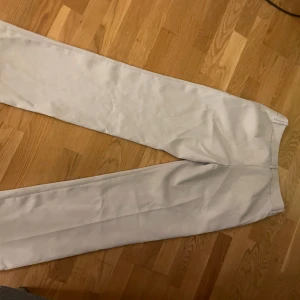 Beiga kostymbyxor - Säljer dessa beiga kostymbyxor från bil bok i strlk 38 då dom är förstora och därför aldrig använda🥰