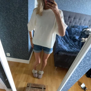 Blå jeansshorts - Snygga blå jeansshorts med en klassisk design. Perfekta för varma sommardagar. De har en normal passform och är midwaisted, vilket ger en avslappnad look.