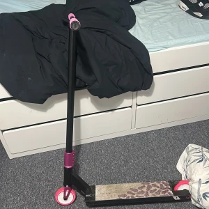 Kickbike rosa och svart - Bra kickbike köpt för 3000kr