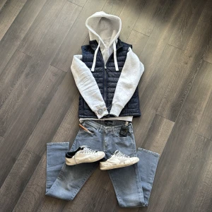 Grå jeans från Jacob Cohën - Snygga grå jeans från Jacob Cohën med en klassisk femficksdesign. De har en knappgylf och är tillverkade i ett mjukt och bekvämt material. Perfekta för en stilren look. Nypris ca 5700.