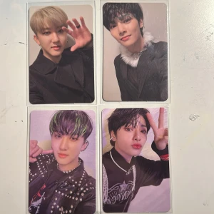 Fotokort från Stray Kids 'Ordinary' - Säljer fyra fotokort från Stray Kids 'Ordinary' med jeongin och changbin. Två kort har en svart bakgrund och två har en blå bakgrund med futuristiskt mönster. Perfekt för samlare av K-pop memorabilia!