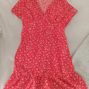 Lätt sommarklänning - En mycket fin sommarklänning i röd färg med blommor❤ Passar storlek M/L, perfekt för både vardag och uppklädda tillfällen! Klänningen har en fin V ringning! 