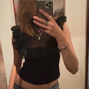 Svart ärmlös topp med volangdetaljer - Jättesöt topp från Zara. Storlek M men passar mig som har S ocskå 