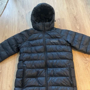 Peak performance jacka  - En fin peak performance jacka i storlek s/m längd 170. Finns tecken på användning men är fortfarande en fin jacka! För fler frågor eller funderingar så är det bara att höra av dig! Pris kan diskuteras vid snabb affär 