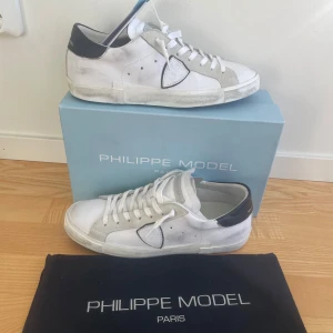 Vita sneakers från Philippe Model - Säljer nu mina helt nya Philippe Model skor i jättebra skick, de finns inga skador eller fläckar och skorna har inte använts en enda gång. Levereras med originalkartong och dustbag.                      Nypris 4500 och mitt pris 3500.