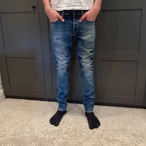 Jeans från jack and jones - Tja, säljer ett par riktigt feta jack and jones jeans. De är i storlek W30 L34 och är slim fit. Skriv för fler frågor?