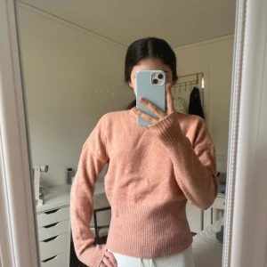 Rosa stickad tröja - Säljer en mysig rosa stickad tröja med långa ärmar. 