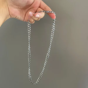 Silverfärgat halsband från Edblad  - Stilrent silverfärgat halsband med en klassisk kedjedesign. Perfekt för att ge en elegant touch till din outfit. Orginal pris 499kr