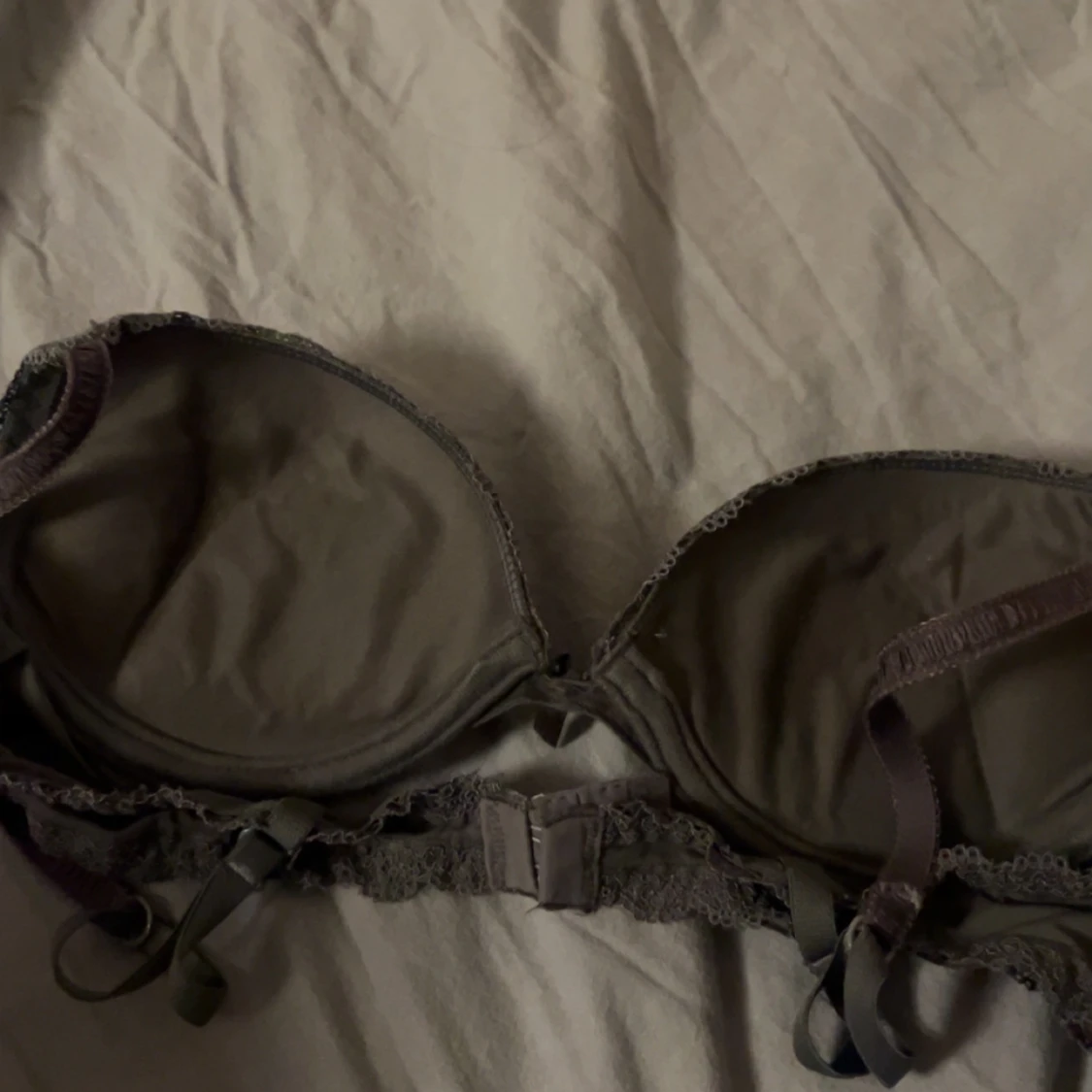 Grå bh med spetsdetaljer - 2