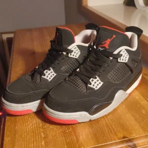 Jordan 4s bred - Snygga jordan 4s breds. Säljer på grund av att de är små för mig. Använt vid ett par tillfällen. Skick 9/10. Priset kan diskuteras.