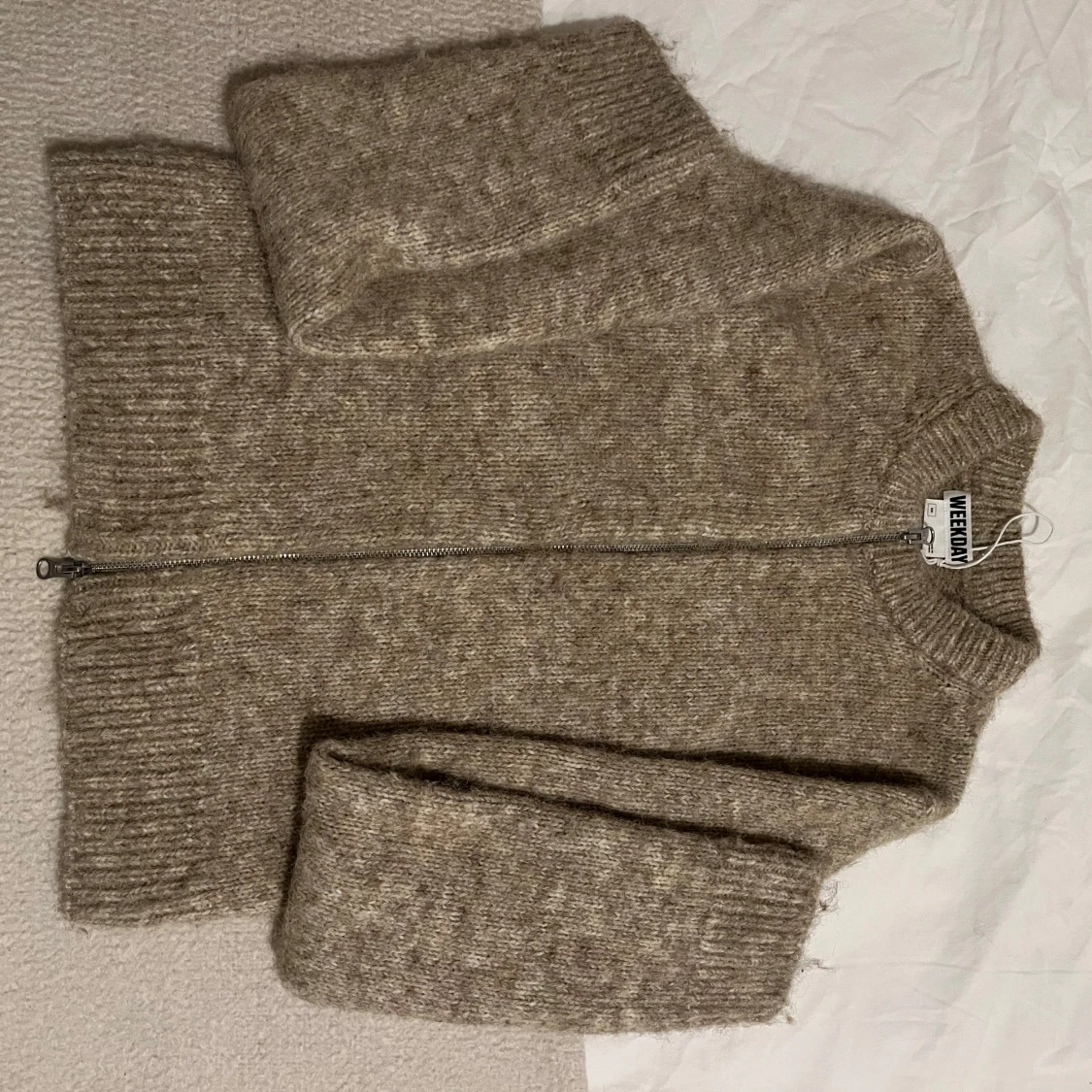 Beige stickad kofta från weekday