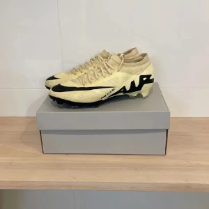 Nike fotbollsskor - Asfeta Nike fotbollskor. Använda vid 4 tillfällen så näst inpå nyskick. Köpta för 1799kr. Hör av dig vid minsta funderingar🙏 