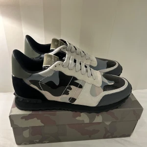Valentino Rockrunner  - Säljer dessa riktigt snygga Valentino Garavani i  mixad färg. St:43. | väldigt bra  i skick-9/10| kommer med Valentino Bag samt box. Dma🤙