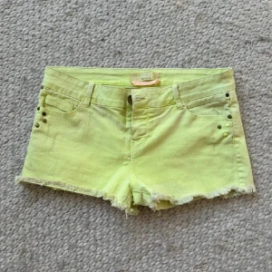 Säljer dessa gula shortsen från Bershka! - Säljer dessa gula shortsen. Storlek 38 men midjemått 37, passar mig som har XS / S.