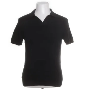 Svart kortärmad t-shirt från Riley - Snygg svart t-shirt från Riley i storlek M. Tillverkad av 100% bomull för en mjuk och bekväm känsla. Perfekt för en stilren och enkel look.