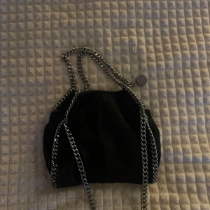 Tiny tote falabella Stella McCartney - Snygg svart axelväska från Stella McCartney. Jag köpte den på plick för 5000 kr.