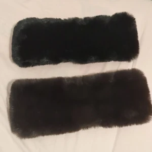Svart + brun pälsmössa från Bik Bok - Snowfall hårband i fuskpäls som är slutsålda på Bikbok, säljer båda tillsammans. Endast prövade, samfraktar gärna för lägre priser så kolla mina andra annonser :)