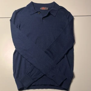 Mörkblå tröja från Morris - Säljer nu en stilren mörkblå tröja från Morris i 100% merinoull.